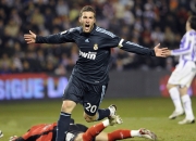 开云体育中国官网-年度焦点之战，掘金以节奏掌控击溃湖人，卫冕冠军的战术智慧