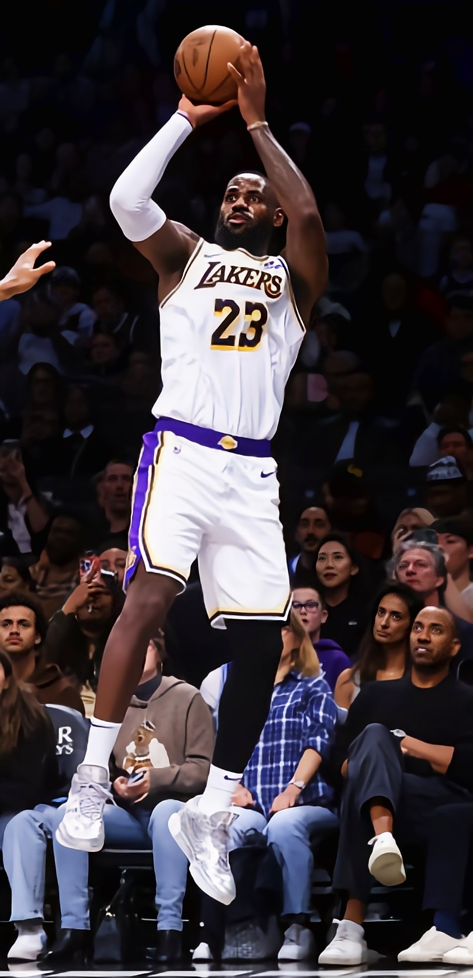 猛龙险胜掘金，詹姆斯高光表现