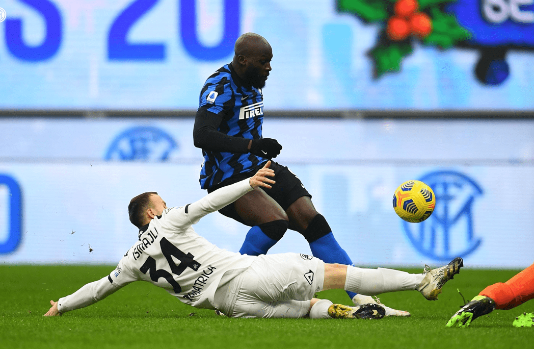 包含智利碾压AC米兰，卡拉斯科状态火热的词条