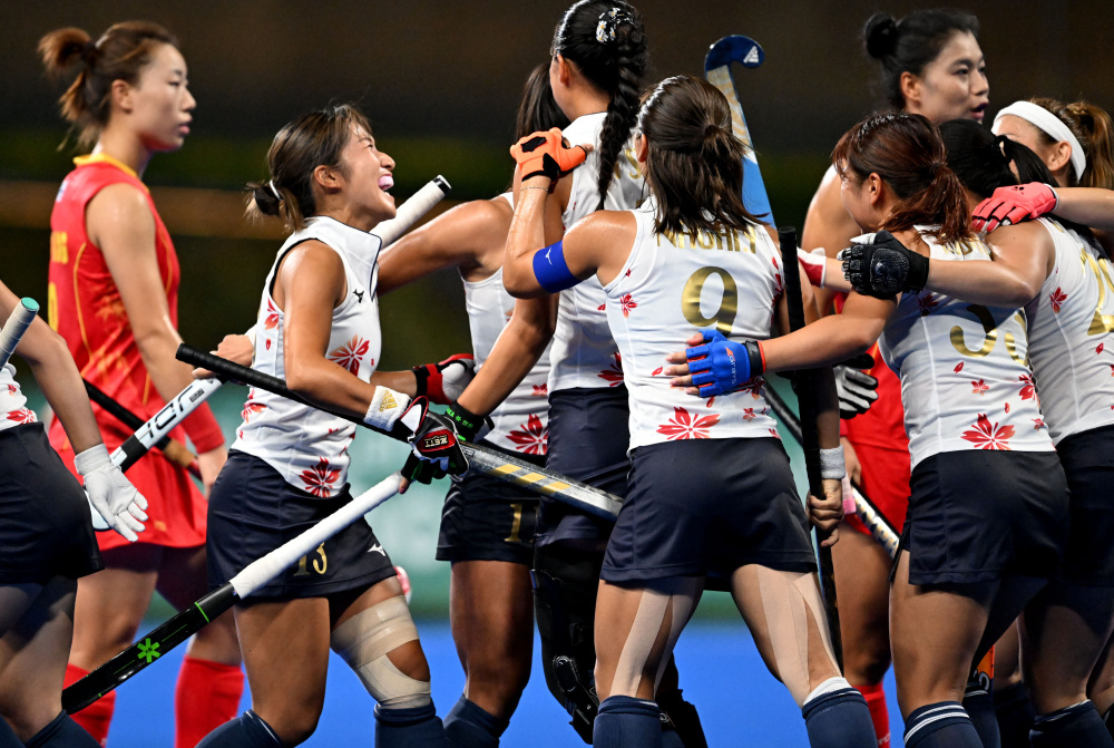 曲棍球比赛实况报道：队员整体配合完美的简单介绍