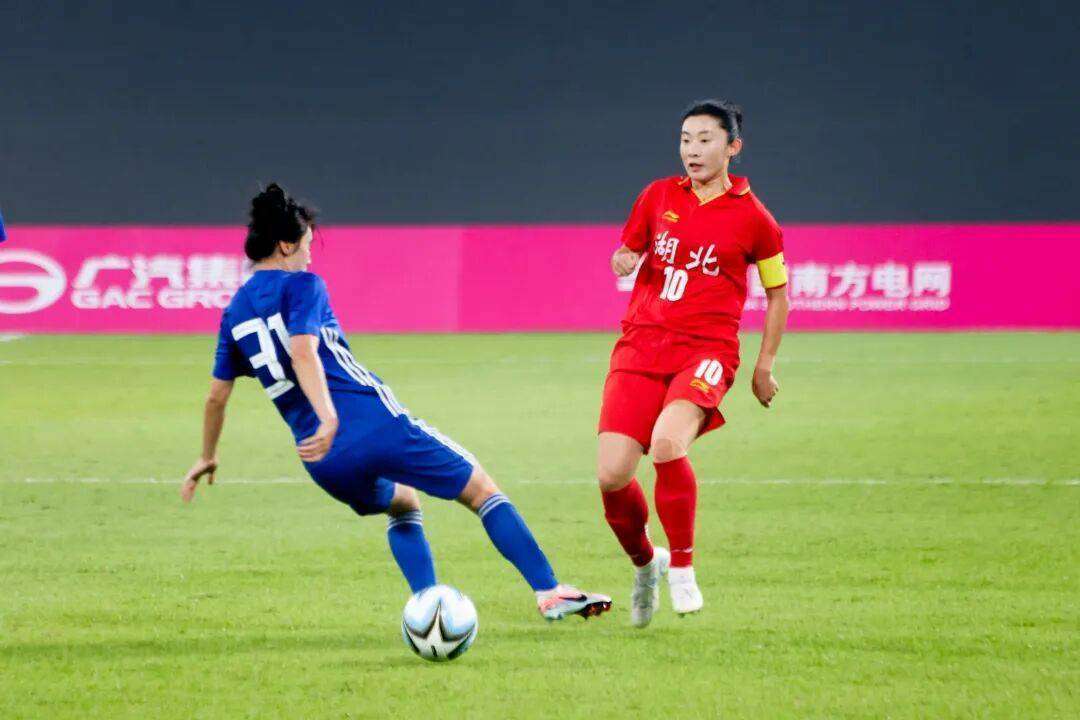 中国女足在国际足球锦标赛中斩获胜利