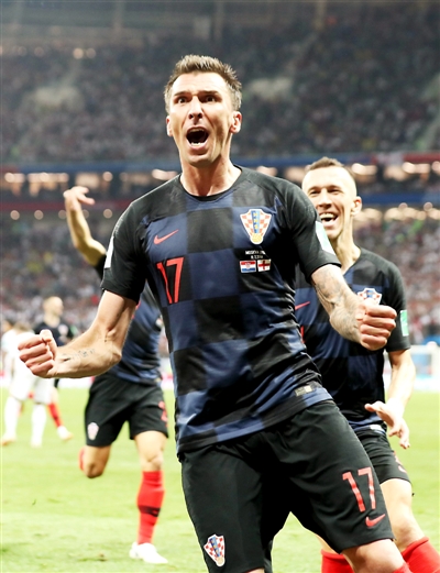 关于克罗地亚队取胜喜悦，球迷热情挥洒彩带的信息