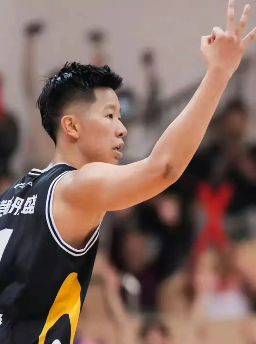 关于球员心如坚石，篮球比赛中坚定信念迎战挑战的信息