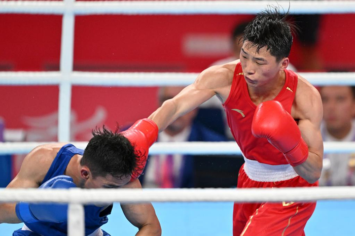 拳击比赛选手实力过人,一击制胜 拳击比赛选手实力过人,一击制胜