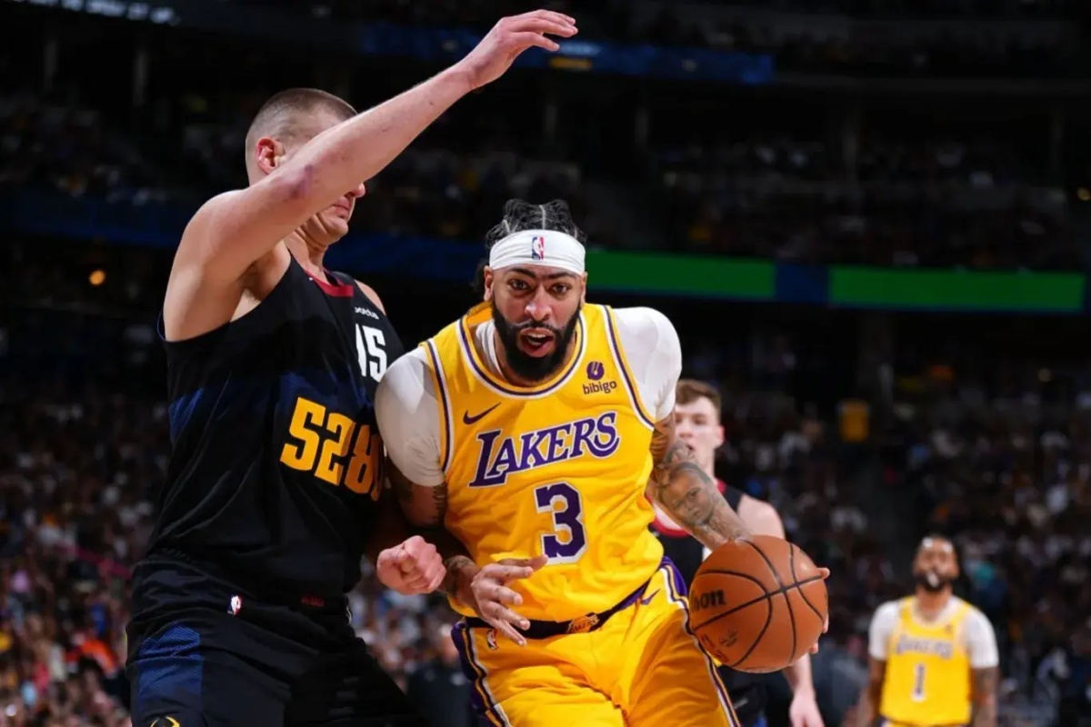 球队战术调整，逆转比分取得胜利