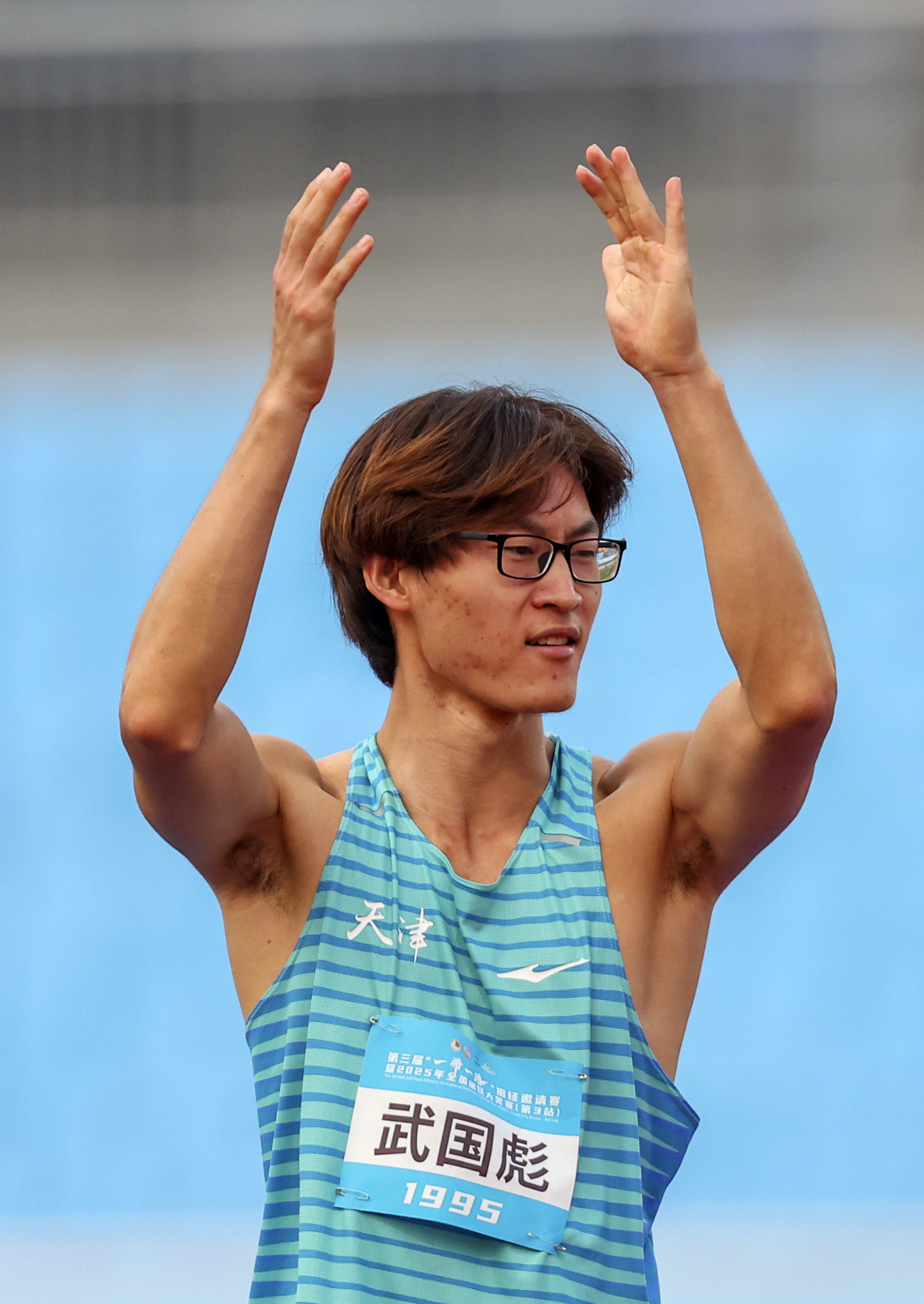 田径比赛决出冠军，选手实力尽显