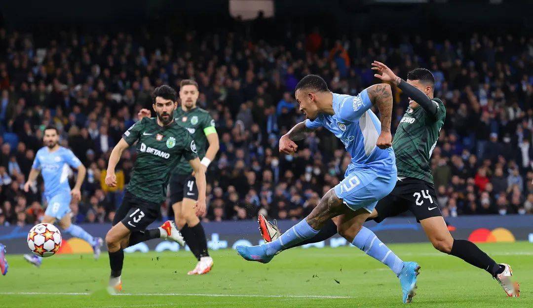 塞维利亚逆转曼城，本泽马刷新纪录