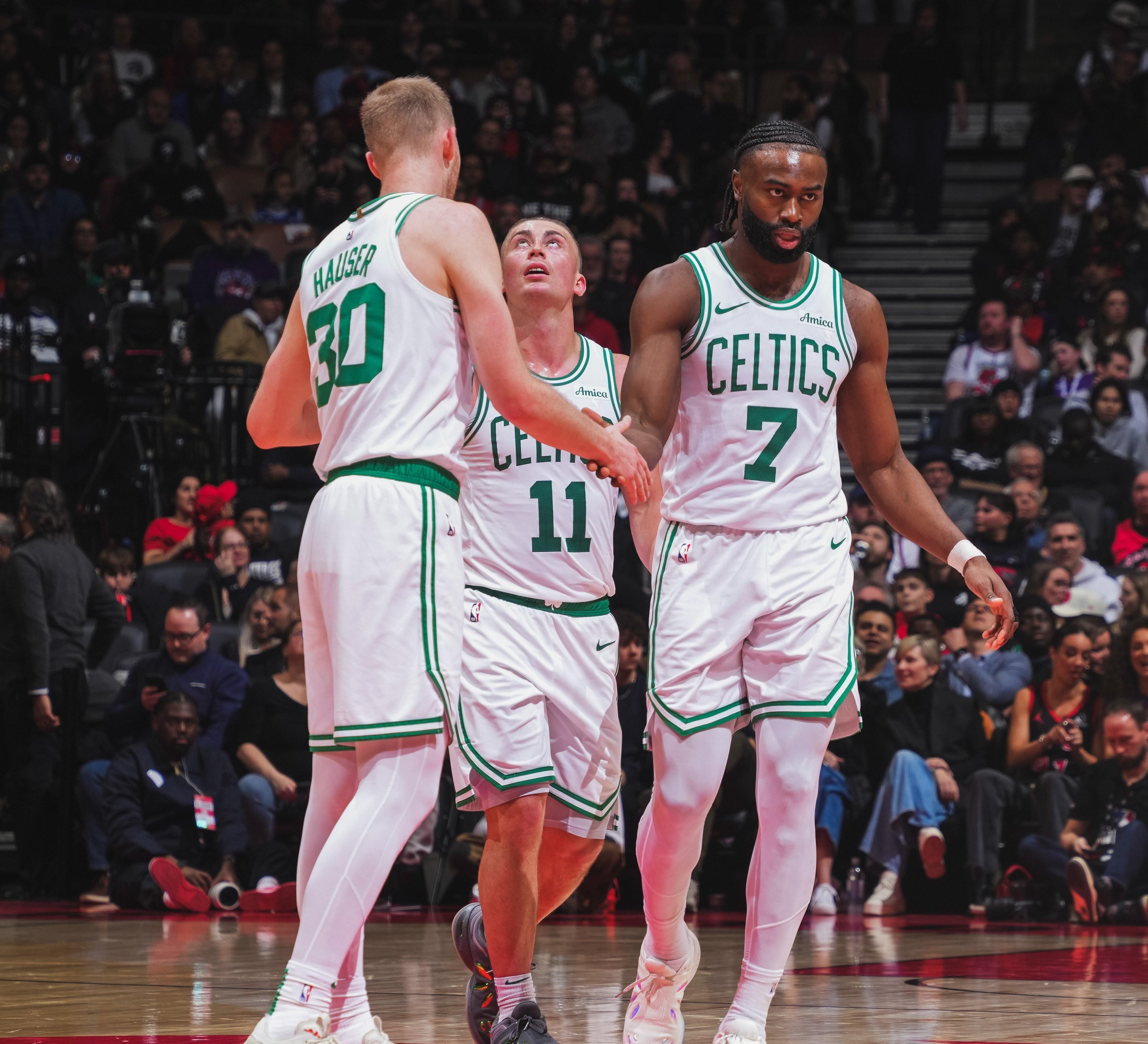 尼克斯横扫猛龙，约基奇点燃赛场