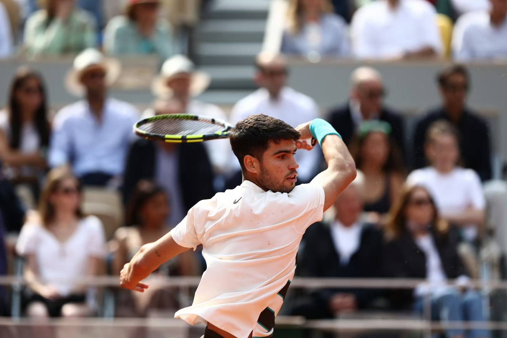 包含美国网球队险胜德国网球队，阿尔卡拉斯绝境逆转的词条