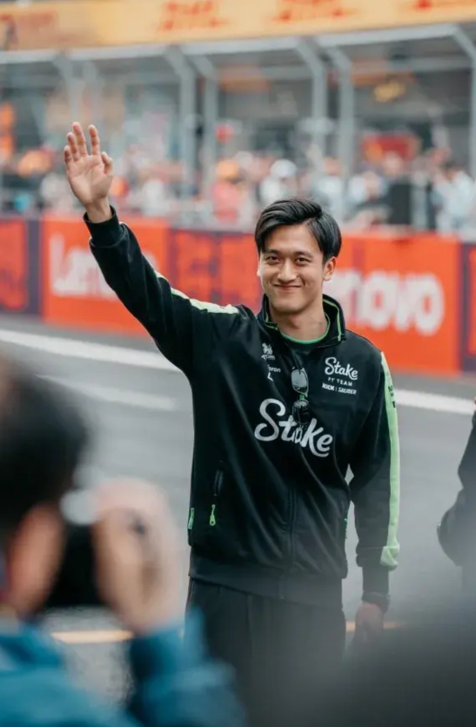 包含红牛二队鏖战阿斯顿马丁，周冠宇高光表现的词条