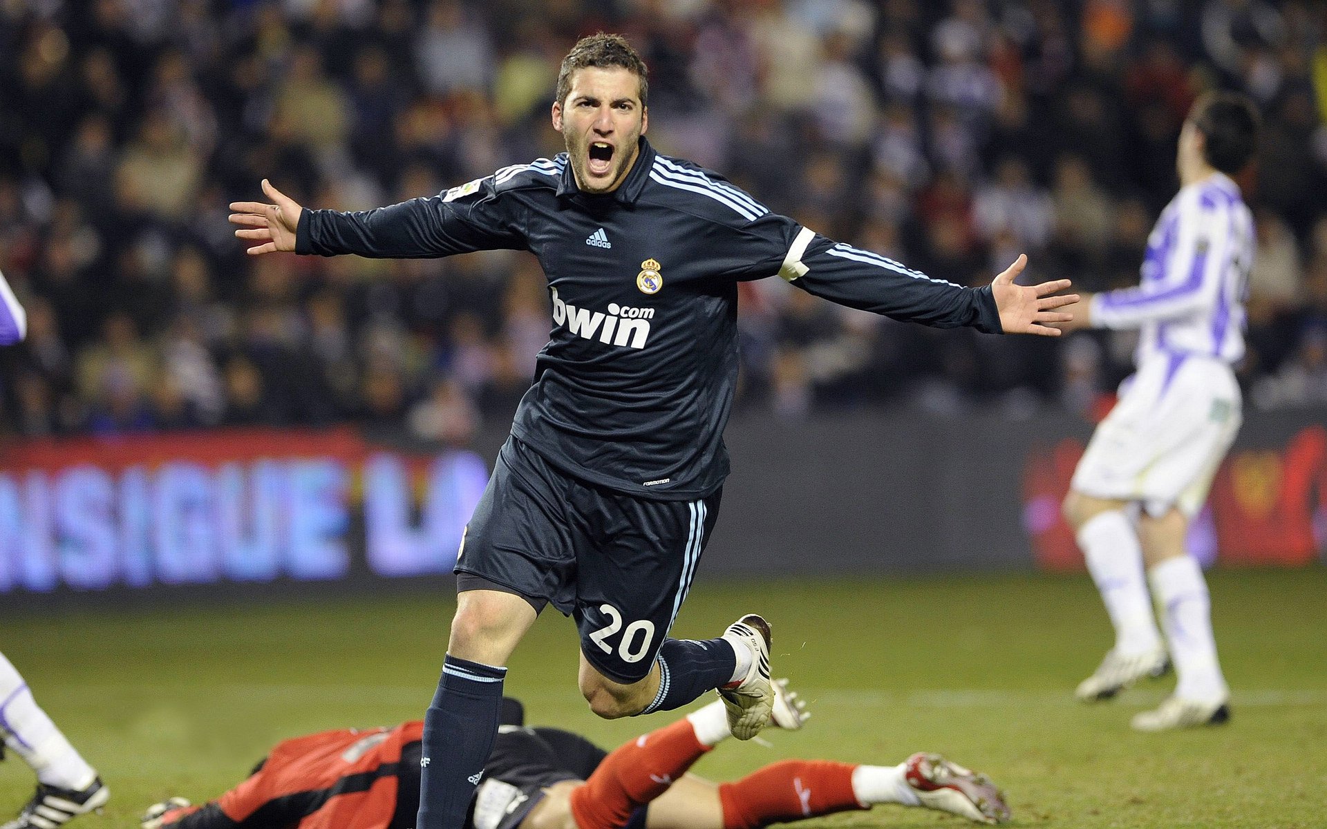 紫金风暴,英格拉姆关键先生本色,湖人连续得分压制宿敌凯尔特人